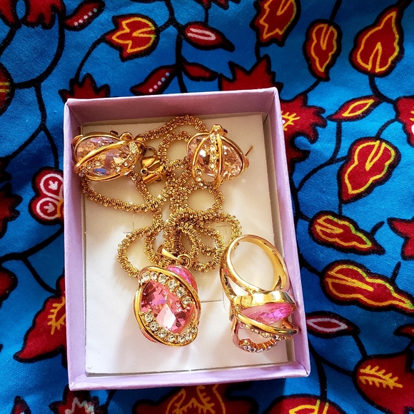 Fashion Gold crystal necklace, earrings and ring - Picture 2 of 3